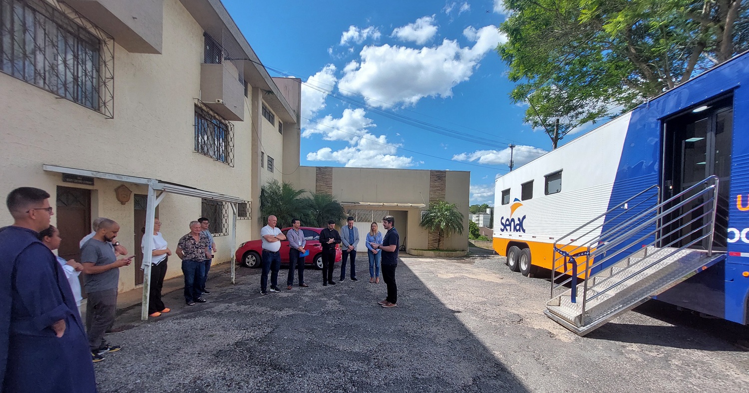 Unidade Móvel do Senac PR leva capacitações gratuitas em moda e beleza à Paróquia São Marcos